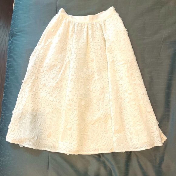 Gorgeous white skirt (on right) - Picture 3 of 8